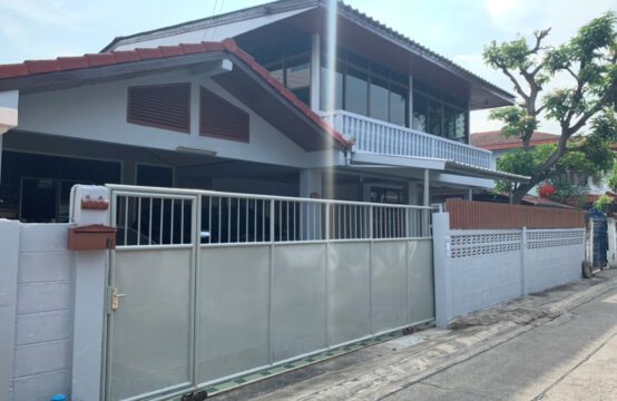 Single house near MRT Sutthisan
