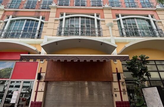 Commercial building Silom near BTS Surasak