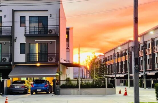 Baan Klang Muang Srinakarin-Onnut