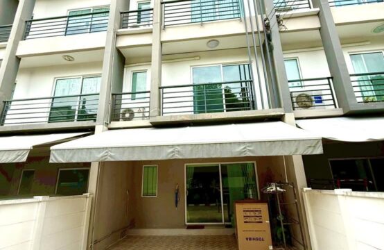 Baan Klang Muang Sukhumvit 77