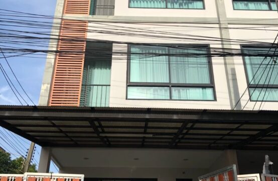 Townhome near BTS Punnawithi